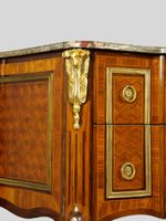 Commode à façade et côtés légèrement galbés, marquetée en bo… (photo 4)