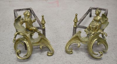 paire de figurines anciennes en laiton représentant un homme et une femme dans une calèche
