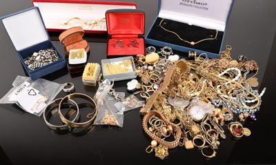 beaucoup de bijoux en or et en argent sur une table