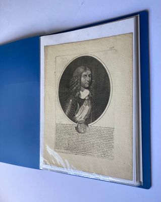 une photo représentant le portrait d'un homme accroché à un mur