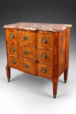 une commode ancienne avec dessus en marbre