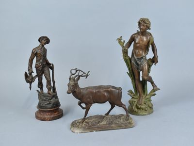 trois figurines en bronze représentant un homme, un cerf et un homme