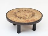 une table en bois ornée d'un motif circulaire
