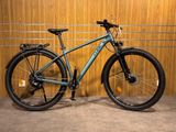 un vélo garé dans un garage
