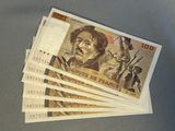 cinq billets de banque mexicains sont empilés les uns sur les autres