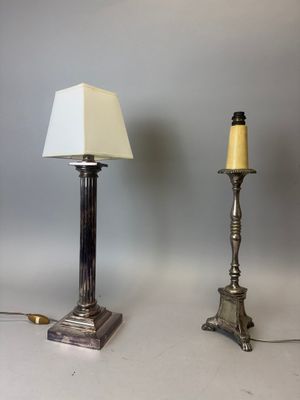 une paire de lampes plaquées argent, chacune munie d'un abat-jour