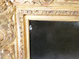 une photo d'un cadre doré contenant un tableau noir