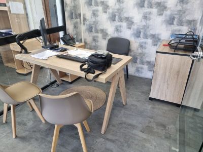 un bureau avec deux chaises et un ordinateur dessus