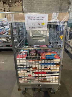un chariot rempli de livres dans un magasin