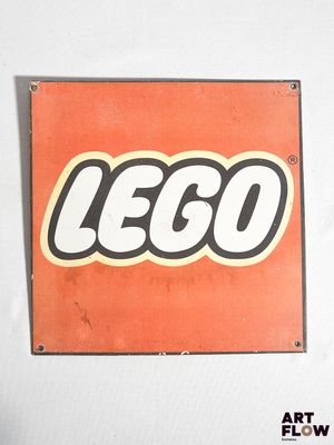 une pancarte portant l'inscription « Lego » sur un mur blanc