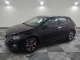 la voiture noire est garée sur un sol en damier dans le garage