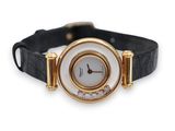 une photo d'une montre-bracelet pour femme, avec un cadran blanc et un bracelet en cuir noir