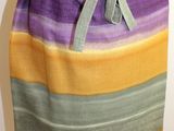 jupe à rayures violettes, jaunes et vertes sur un mannequin, un mannequin, un mannequin, un mannequin, un mannequin, un mannequin, un mannequin, un mannequin, un mannequin