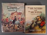 deux livres posés sur une table