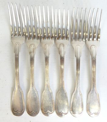 beaucoup de cuillères et de fourchettes en argent sur une table