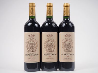 trois bouteilles de vin posées sur une surface blanche