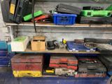 de nombreux outils posés sur une étagère dans un garage