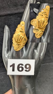 deux bagues en or à une main, avec une étiquette indiquant le prix de 69 dollars