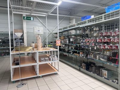 de nombreuses étagères contenant divers articles dans un magasin