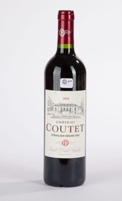 une bouteille de vin posée sur une table