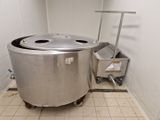 une photo d'une grande casserole en acier inoxydable dans une cuisine