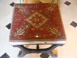 une petite table recouverte d'un tapis rouge