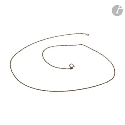 un gros plan d'un collier à chaîne sur fond blanc