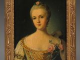 un tableau représentant une femme en robe avec un oiseau sur l'épaule