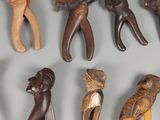 il y a plein de figurines d'éléphants de toutes sortes sur la table