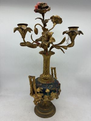 une image représentant un vase bleu et or orné de fleurs