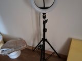 a light that is on a tripod in the corner of a room