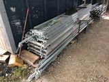 un tas de tuyaux métalliques posé à l'extérieur d'un bâtiment