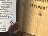 une bouteille de vin posée sur une table à côté d'une bouteille de vin