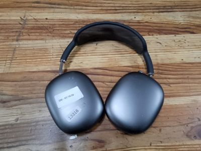 un casque posé sur un parquet