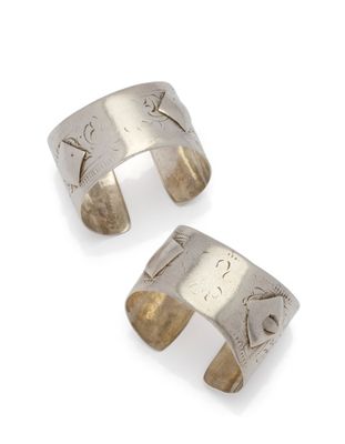 une paire de bracelets manchette en argent ornés de motifs gravés