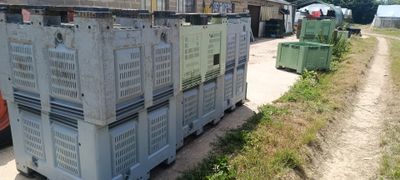 de nombreuses caisses empilées les unes sur les autres au bord de la route