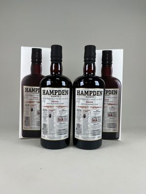 trois bouteilles de rhum vieilli Hampdden devant une boîte blanche