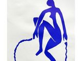 une image représentant un dessin bleu d'une femme tenant un fouet