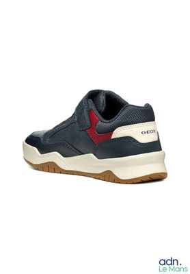Les chaussures des enfants sont bleues et rouges, avec une semelle blanche.
