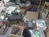 beaucoup de bric-à-brac par terre dans un garage