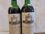 deux bouteilles de vin posées sur une table, à côté d'une étiquette de prix