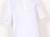 une image d'un mannequin portant une chemise blanche