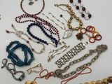 plusieurs types de colliers et de bracelets différents disposés sur une table