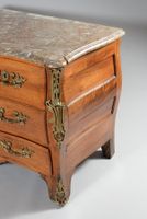 Commode de forme galbée en noyer ouvrant par quatre tiroirs … (photo 2)