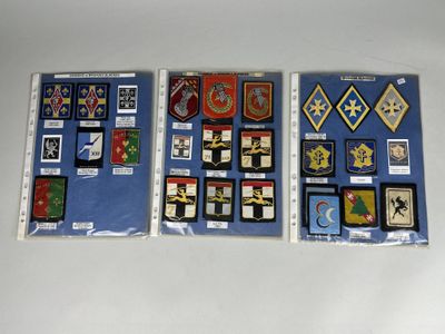 trois types de badges différents sont présentés sur un fond blanc
