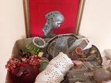 une boîte remplie d'objets assortis posée sur une table