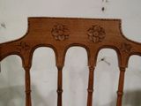 une chaise en bois dont le dossier a été sculpté