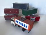 un camion jouet posé sur une table