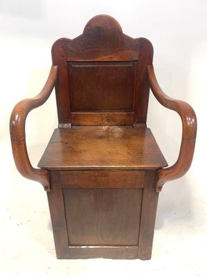 un petit banc en bois muni d'une assise en bois