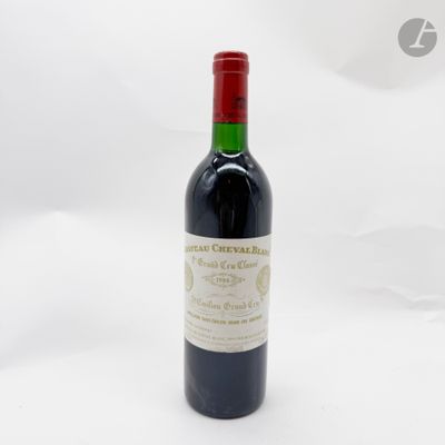 une bouteille de vin posée sur une table